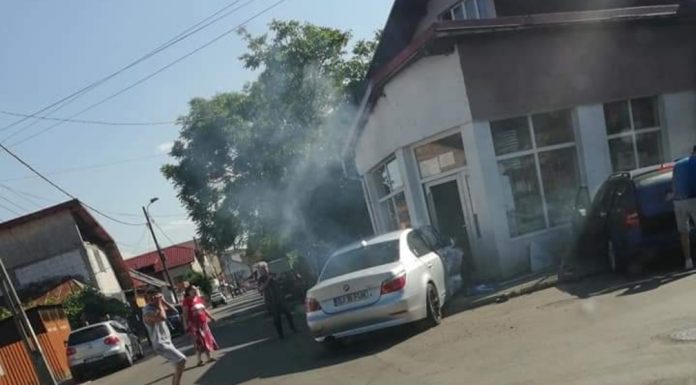 Două autoturisme au intrat într-un magazin din Piața Mică, o victimă!