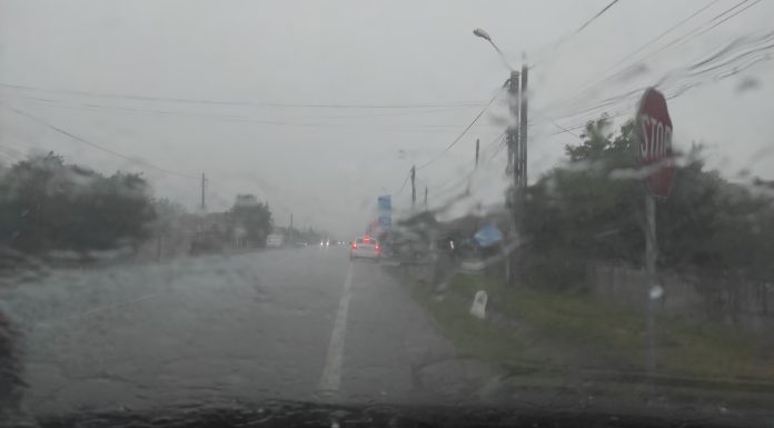 Dă cu piatră în Târgu Jiu, zeci de mașini au tras pe dreapta