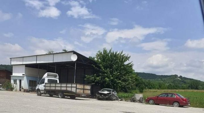 Foto: Accident la Moi, un șofer începător a intrat cu mașina într-un parapet