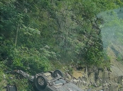 Accident grav pe Defileul Jiului! Două victime și o mașină răsturnată!