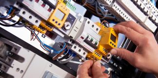 A vrut curent gratis și s-a ales cu amendă penală