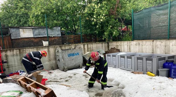 Grindină adunată cu lopata