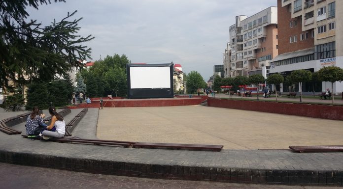 Spectacol cu cântece și dansuri ale copiilor din comunitatea rromă