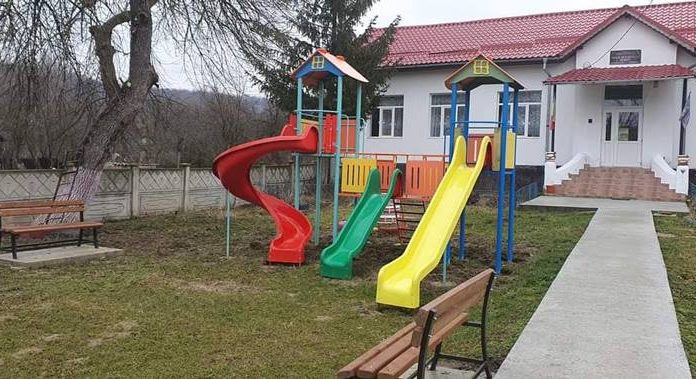 Primăria Licurici investește în noi locuri de joacă