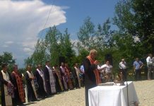 În satul Moi, Comuna Bâlteni, a fost sfinţită Crucea comemorării Eroilor neamului! – ,,Trăiesc acest sentiment, cu gândul împlinirii unui vis al meu, şi cred că s-a ridicat o Cruce care se înalţă ca o scară la cer”!