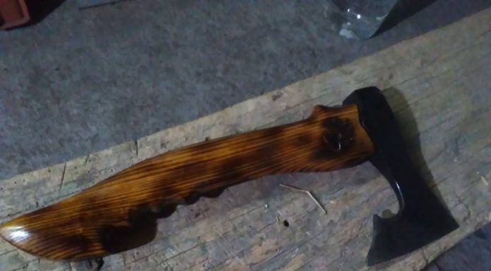 A ieșit dezbrăcat pe stradă și a amenințat doi vecini