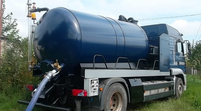 CEO umblă cu vidanja prin cariere. Cât plătește pentru golirea foselor septice