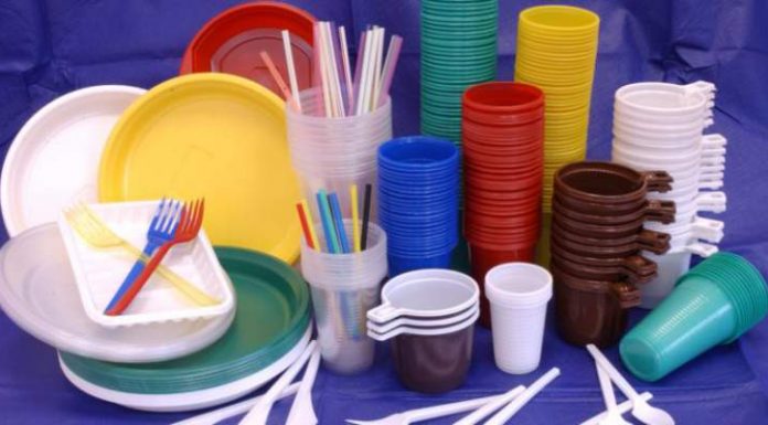 Guvernul pregătește TAXE pentru folosirea paharelor și caserolelor din plastic!