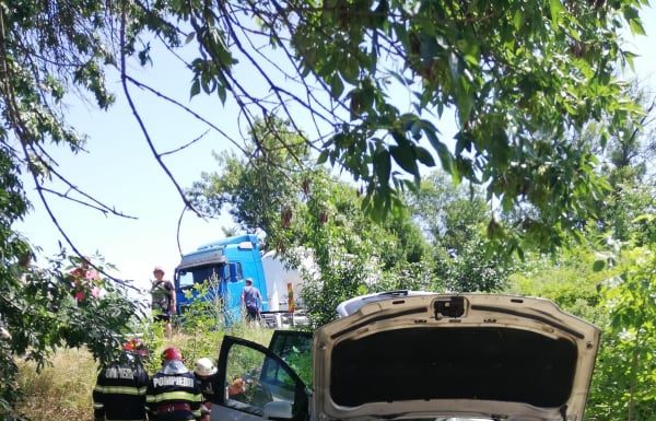 UPDATE: DOUĂ ACCIDENTE! Motocicletă în flăcări, mașină în șanț și ȘASE victime!