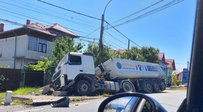 Accident la Iezureni, TIR în șanț