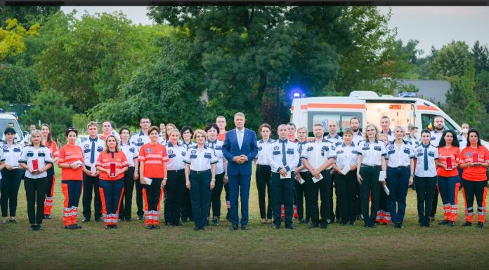 Un asistent și medic de la Serviciul de Ambulanță Gorj, decorați de Iohannis