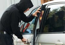 Reținuți după ce au furat o geantă dintr-o mașină