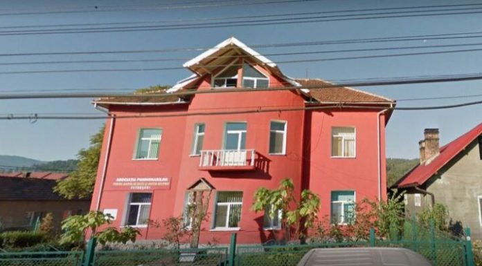 Au renunțat la protest, coborând de pe acoperișul de unde amenințau că se aruncă!