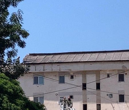 A dat foc acoperișului unui bloc din Târgu Jiu, în timp ce încerca să-l hidroizoleze!