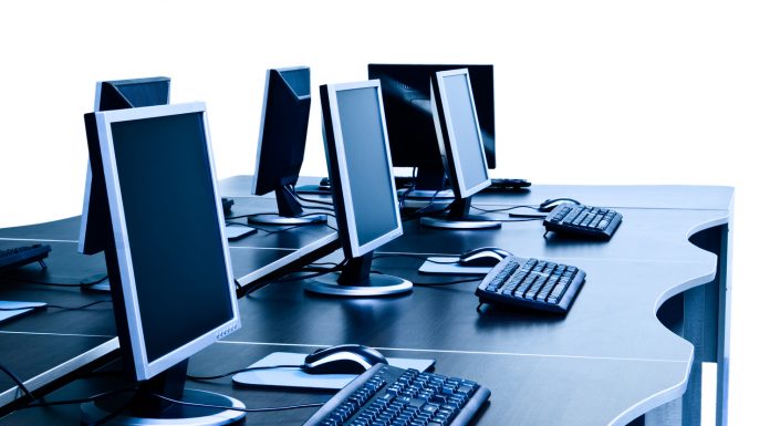 Zeci de elevi din Gorj vor primi bani pentru a-și cumpăra un calculator nou