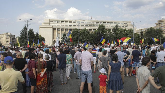 Guvernul limitează numărul de participanți la mitinguri, dar crește accesul la concerte