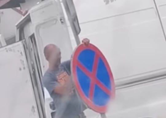 FOTO| A demontat indicatorul de avertizare cu „oprirea interzisă” fiindcă îl încurca!