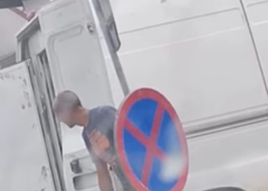 Bărbatul care a demontat un indicator la Peșteana s-a ales cu dosar penal!