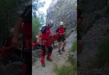 VIDEO: Accident pe munte! Salvamont acordă primele îngrijiri unei femei cu fractură deschisă de femur