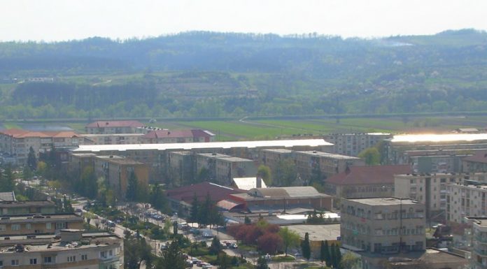 Șefa unei asociații colectează bani, ,,cu japca”, de la locatari pentru a plăti datoriile unui consilier local al PNL!