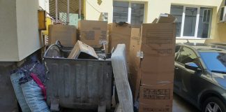 Cutii de mari dimensiuni și saltele, abandonate la ghenele din spatele Hotel Gorj! Polaris nu le ridică