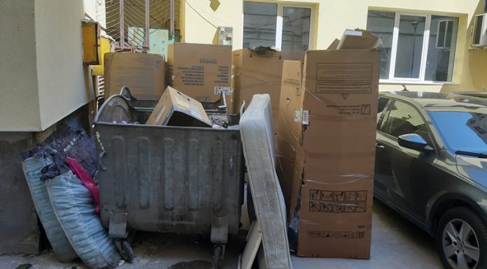 Cutii de mari dimensiuni și saltele, abandonate la ghenele din spatele Hotel Gorj! Polaris nu le ridică