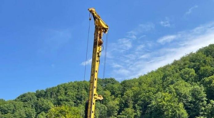 Continuă lucrările la podul din zona Lainici! A ajuns și un nou utilaj!