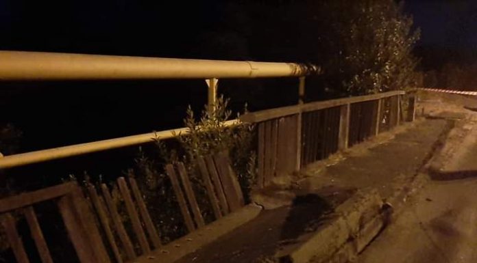 Trotuarul unui pod din Târgu Jiu s-a surpat. Anunțul primarului Romanescu