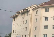 Foto: Vântul a făcut ravagii în Târgu Jiu! Acoperiș căzut peste două mașini