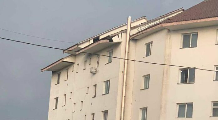 Foto: Vântul a făcut ravagii în Târgu Jiu! Acoperiș căzut peste două mașini