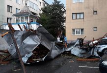 Foto: Autoturisme distruse de rafalele puternice de vânt din Târgu Jiu! Proprietarii așteaptă echipajele de intervenție