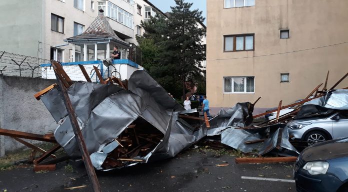 Foto: Autoturisme distruse de rafalele puternice de vânt din Târgu Jiu! Proprietarii așteaptă echipajele de intervenție