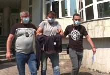 Decapitată de propriul fiu în fața casei!