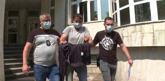 Decapitată de propriul fiu în fața casei!