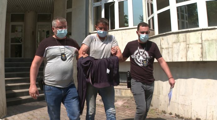 Decapitată de propriul fiu în fața casei!