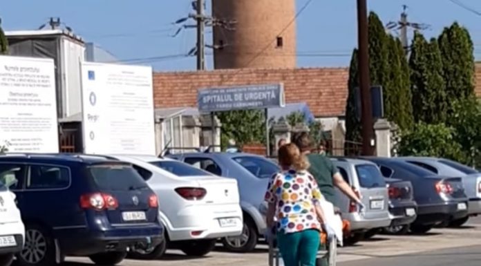 Video: Pacient plimbat cu targa pentru analize, între Spitalul Târgu Cărbunești și clinica managerului Tîrziu