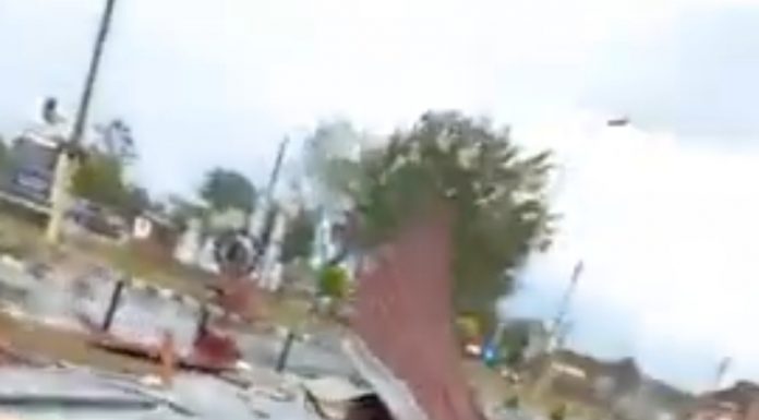 Video: Furtună la Rovinari! Dezastru la tractoraș, acoperiș aruncat la 300 de metri