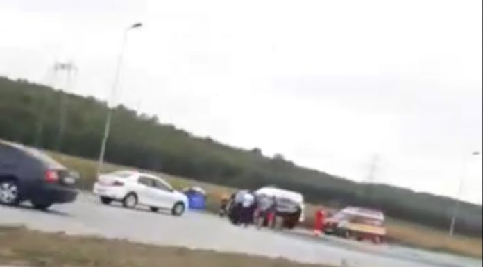 Video: Mașină răsturnată în parcarea de la Moi