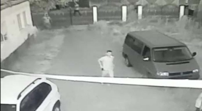 VIDEO: Familiile tinerilor decedați din Budieni nu renunță la linșaj! Incendiatorul vilei, live cu potop de amenințări și din penitenciar