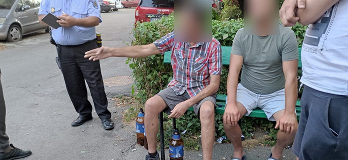 Amendați pentru că au băut în fața blocului și au făcut scandal