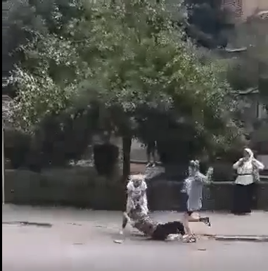 La Târgu Jiu: Agresoarele femeii care a fost dată cu capul de asfalt sunt în arest!