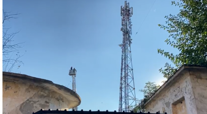 VIDEO, FOTO! O femeie amenință că se aruncă de pe un stâlp de electricitate, la Târgu Jiu!