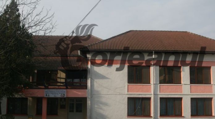 Grădinița ,,Mihai Eminescu” angajează, prin concurs, 4 îngrijitoare și un bucătar