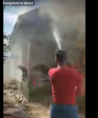 Acoperișul unei case din Polovragi a luat foc! Incendiul a fost lichidat!