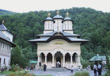 Mănăstirea Lainici şi-a sărbătorit Hramul «Schimbarea la Faţă a Domnului» (I) – ,,Praznicul «Schimbării la Faţă a Domnului» să fie, an de an, prilej de întâlnire la această frumoasă mănăstire”!