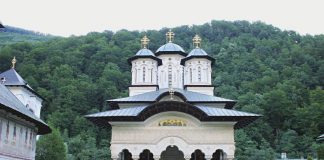 Mănăstirea Lainici şi-a sărbătorit Hramul «Schimbarea la Faţă a Domnului» (I) – ,,Praznicul «Schimbării la Faţă a Domnului» să fie, an de an, prilej de întâlnire la această frumoasă mănăstire”!