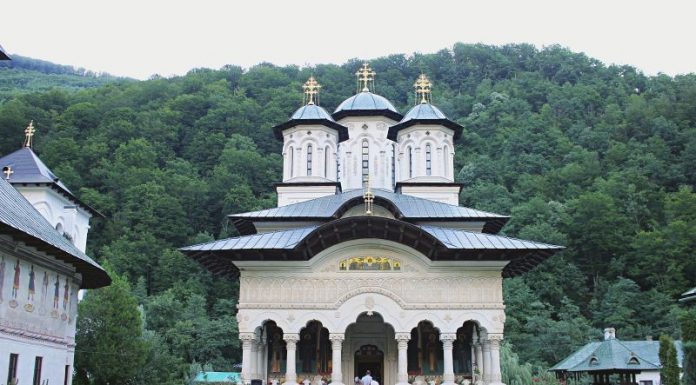 Mănăstirea Lainici şi-a sărbătorit Hramul «Schimbarea la Faţă a Domnului» (I) – ,,Praznicul «Schimbării la Faţă a Domnului» să fie, an de an, prilej de întâlnire la această frumoasă mănăstire”!