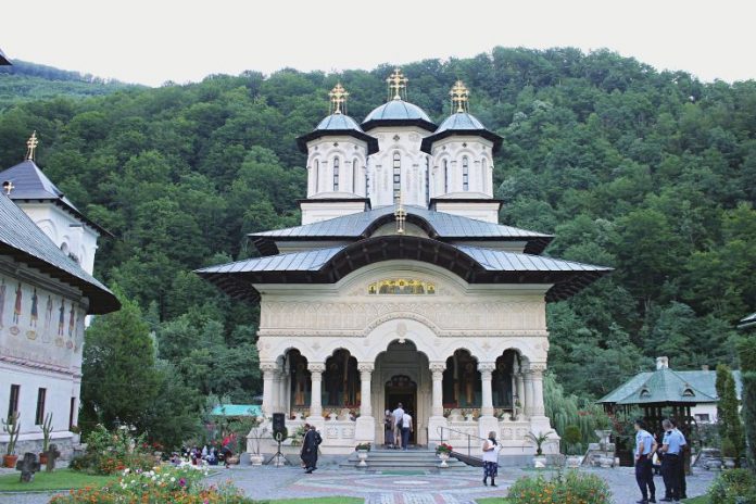 Mănăstirea Lainici găzduiește cercul metodic al profesorilor de religie