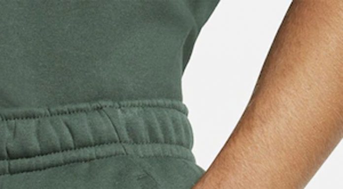 Pantalonii scurți de blugi sunt piesa vestimentară care revine la modă printre bărbați