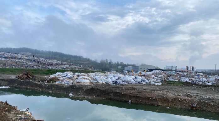 Un nou DEZASTRU! Celulă IMENSĂ de gunoi lângă casele oamenilor! Autoritățile de la Târgu-Jiu tac!